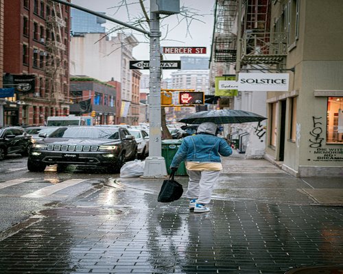 Mujer caminando tranquila por una calle de la ciudad